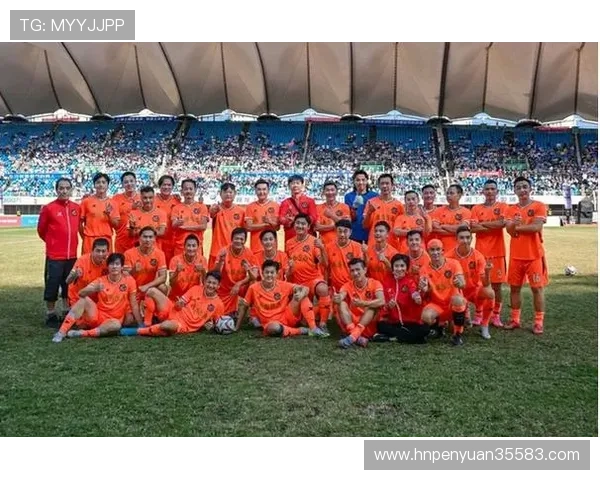 香港足球明星队激情四溢的踢球瞬间展现团队精神与运动魅力