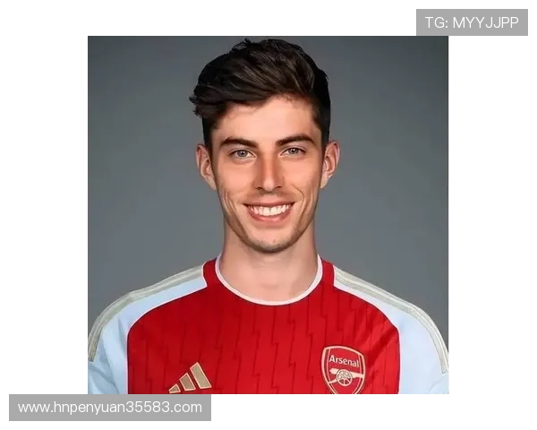 足球明星粉色头发女展现个性魅力引领时尚潮流成为新一代偶像