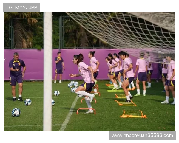 足球明星在户外进行跑步训练提升体能与技巧的完美结合